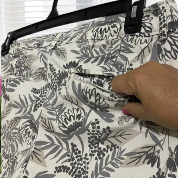 Old Navy Pixie Shorts Size 12 Regular Gray & White Floral Print Stretch Cotton - Picture 5 of 12